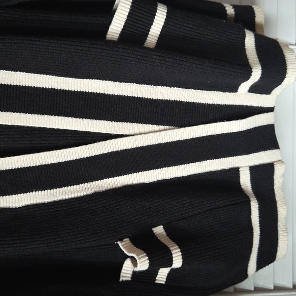 VICI Cream And Black Sweater With Pockets On Each Side. - Picture 4 of 6
